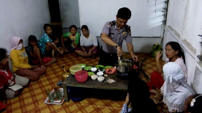 UNIK, Bhabinkamtibmas di Inhil Ini Ajarkan Ibu-ibu PKK Bikin Kecap Manis dari Kelapa