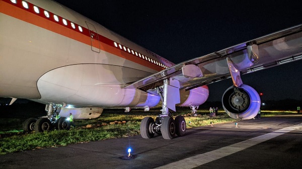 Pesawat Garuda Indonesia Tergelincir Saat Hendak Takeoff di  Bandara Sultan Hasanuddin Makassar
