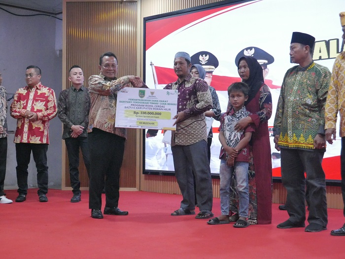 Malam Resepsi Kenegaraan, Bupati Rohil Serahkan Bingkisan  pada Veteran para Juara