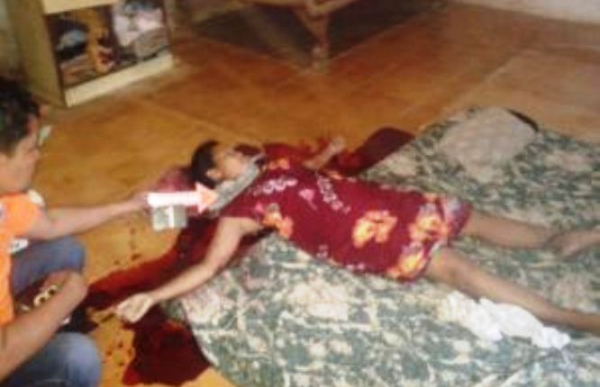 MIRIS... Balita Ini Terus  Menangis di Samping Mayat Ibunya yang Tewas dengan Leher Nyaris Putus
