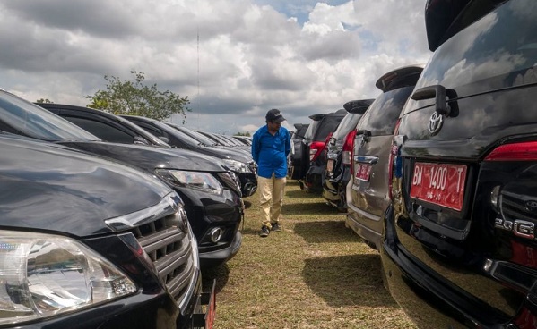 Udah Pensiun Masih 'Simpan' Mobil Dinas, Kata Gubernur Riau: Nanti Kalau Tak Juga...