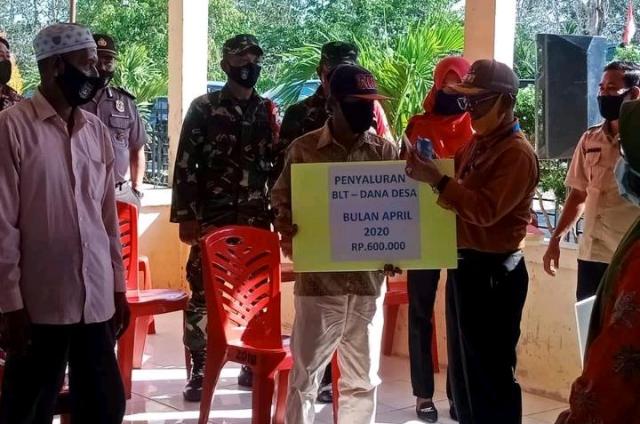 Bupati Kabupaten Pelalawan Serahkan Secara Simbolis BLT Dana Desa Tahap I Di Kecamatan Bunut
