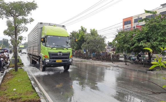 PERHATIAN! Truk Tonase Besar DIlarang Masuk Kota Sebelum Pukul 22.00 WIB