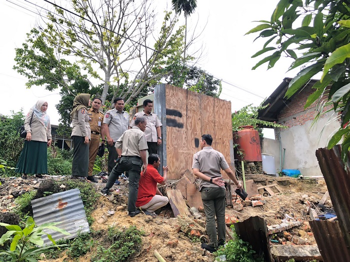 Kalaksa BPBD Pekanbaru Tinjau Lokasi Rumah Ibadah Terdampak Longsor di Rumbai Timur dan Kulim