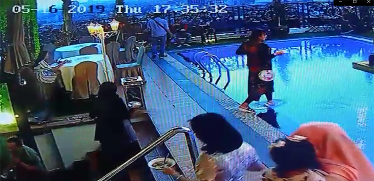 Dasar Emak-emak, Takjub Lihat Hotel Mewah Malah Tercebur ke Kolam Bersama Piring Makanan, Ini Videonya