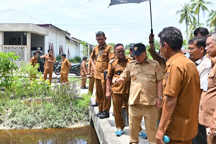 Bupati Rohil Tinjau 4 Titik Rawan Banjir  di Bangko