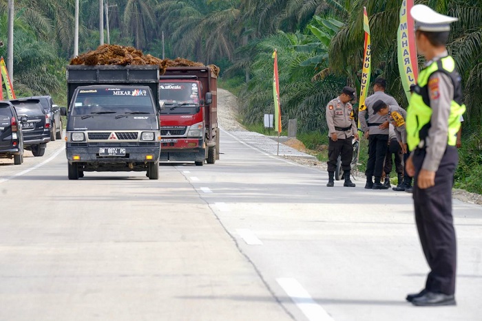 Gubri Resmikan Jalan Lintas Mahato - Manggala Rohil