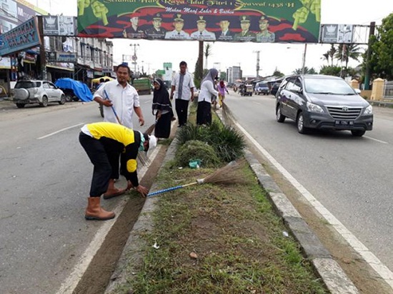Petugas Kebersihan Mogok Kerja, Sekcam  dan Pegawai Kelurahan Baganbatu Kota Sapu Jalan