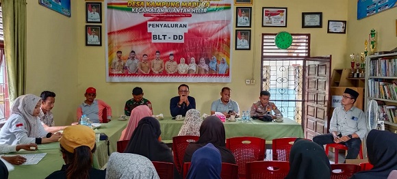 Polsek Kuantan Hilir Hadiri Penyaluran BLT-DD 2025 Bagi Warga Kurang Mampu