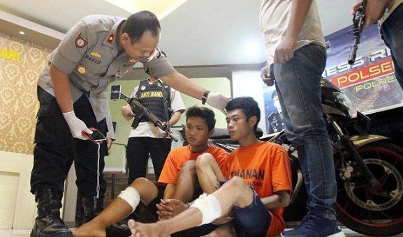 Sangar Saat Beraksi, Duo Jambret Mewek Mengiba-iba Setelah Dihadiahi Benda Kecil Ini...