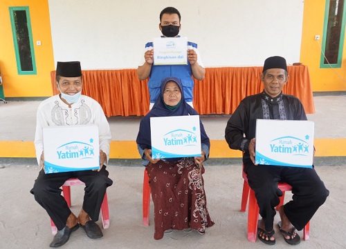Rumah Yatim Bantu Sarana Publik Mushola Nurul Hidayah dan Santunan Dai Desa Pambang Pesisir Riau