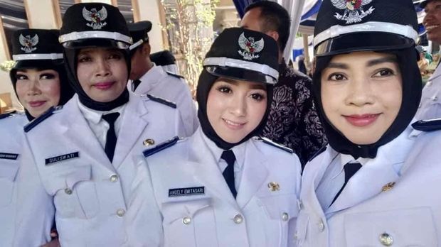 Muda, Cantik dan Masih Lajang, Ini Angely Emitasari, Kades yang Baru Dilantik
