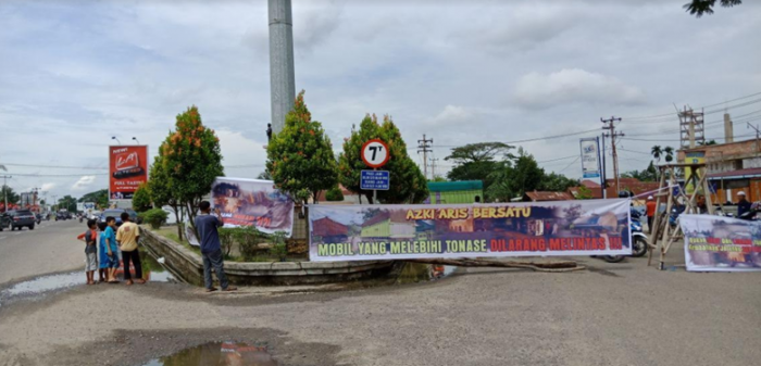 Rusak Parah, Masyarakat Kota Rengat Blokir Jalan Azki Aris