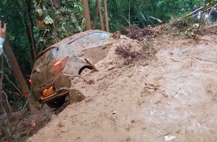 Jalan Sumbar-Riau Dekat Kelok 9 Putus Karena  Longsor, Satu Unit Tertimpa Material