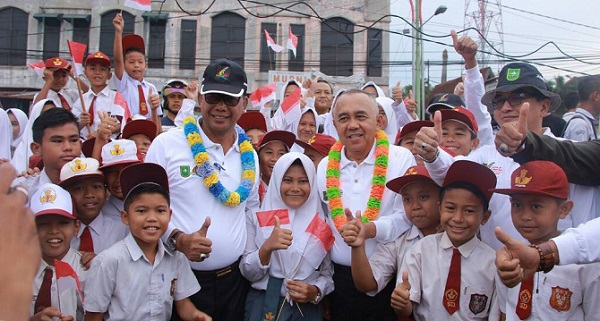 Datang ke BaganSinembah, Gubri Disambut Lagu Selamat Datang Pak Gubernur...