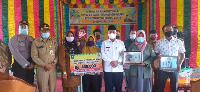 Viral di Medsos, Oknum Paslon Pilkada Pelalawan Menumpang Tenar Lewat Bantuan Sosial