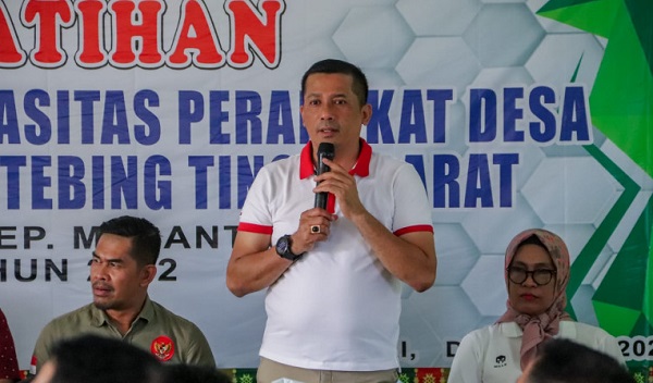 Bupati  Adil Serah 200 Paket Sembako untuk Warga terdampak Banjir Rob di Gogok Darussalam
