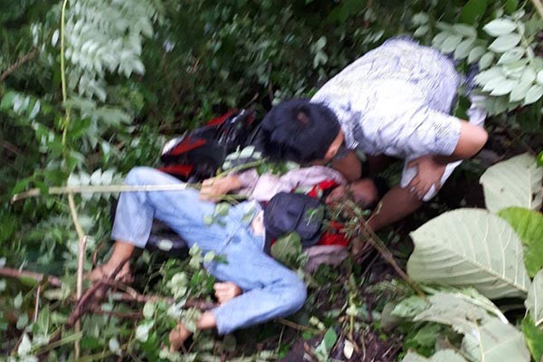 NAHAS...Gara-gara Jalan Licin dan Rem Blong, Motor 'Terjun Bebas' ke Jurang, Winasa Tewas, Istri dan Cucu Selamat
