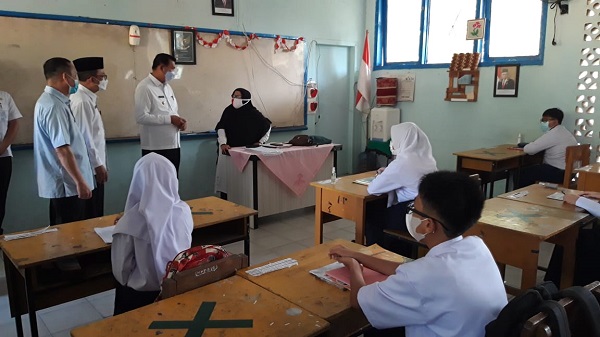 Wali Kota Pekanbaru Meninjau Belajar Tatap Muka di SMPN 13 dan SMP Madani