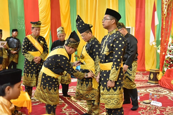 Bupati Rohil Resmi Sandang Gelar Datuk Seri, Wabup Jadi Datuk Timbalan