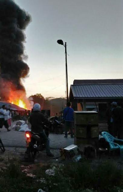 Warga Panik, 4 Kios Pedagang di Pasar Baru Sorek Ludes Terbakar