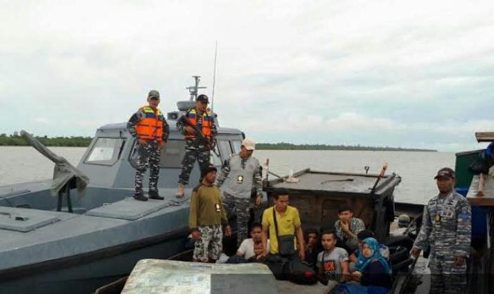 Lanal Dumai Tangkap KM Taufik Jaya GT 3, Barang Bekas dan TKI Ilegal Diamankan