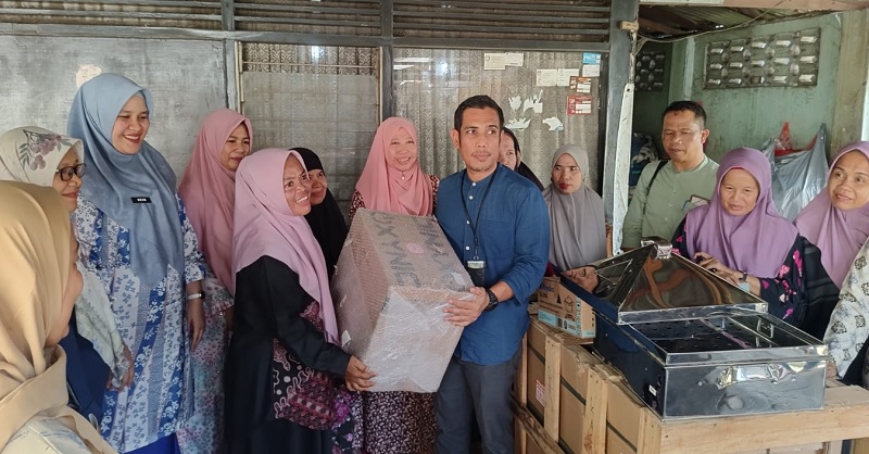 DKP Serahkan Alat Pengolah Pangan ke Kampung Pangan Sukaramai dan Sukamaju