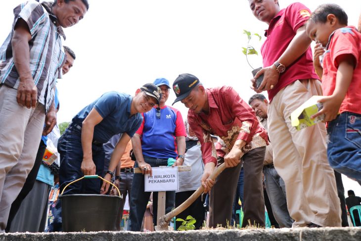 Tanam 1.000 Pohon di Kelurahan Tuah Madani, Plt Wako: Jangan Lupa Siram Ya!