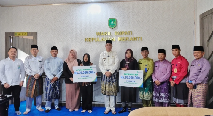 Wabup Muzamil Serahkan Manfaat Klaim Pekerja Rentan di Meranti