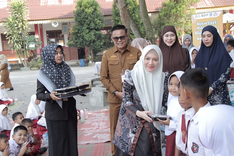Hj Sulastri Agung Semangati Siswa  di Program B2SA Goes to School