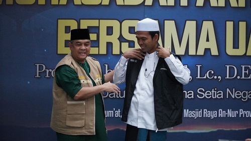 Jemaah Masjid Raya Annur Terharu Bisa Salat Subuh Berjamaah Bersama UAS dan Gubri