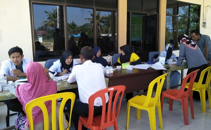 Gratis, Pedagang dan Masyarakat di Pantai Selatbaru Diperiksa Kesehatan