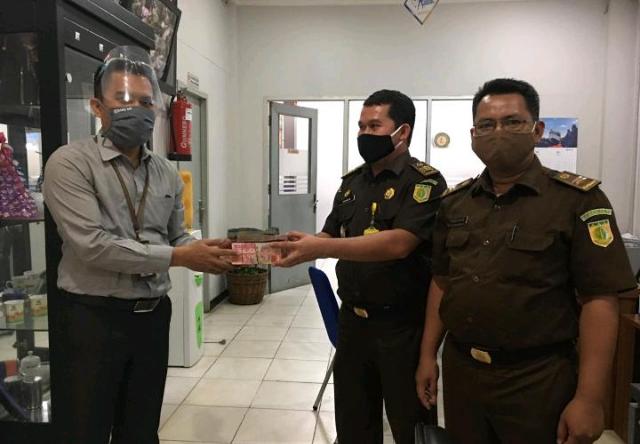 Kajari Rohul Serahkan Uang Rampasan Tipikor Kepada Negera
