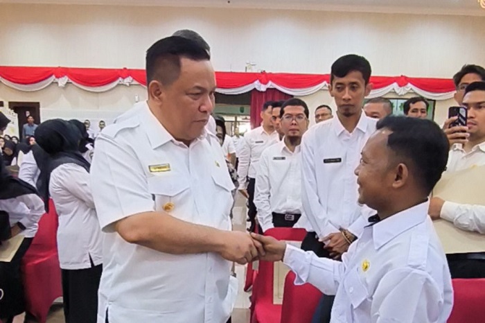 Rahmad Asri Penyandang Disabilitas Merasa Terharu Usai Menerima SK PPPK dari Pj Gubernur Riau