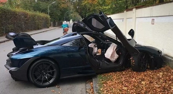 WADUH...Baru Keluar Showroom, Mobil Mewah Seharga Rp15 Miliar Penyok Hantam Tembok