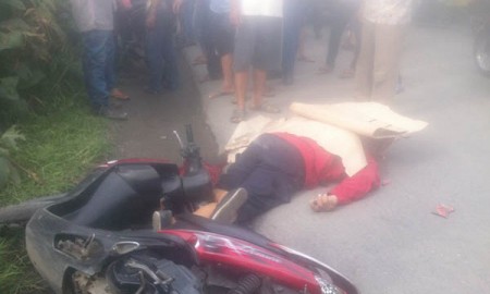 NAHAS...Motor Tergelincir Saat Nyalip, Kakek-kakek Tewas dan Remuk Terlindas Truk Fuso