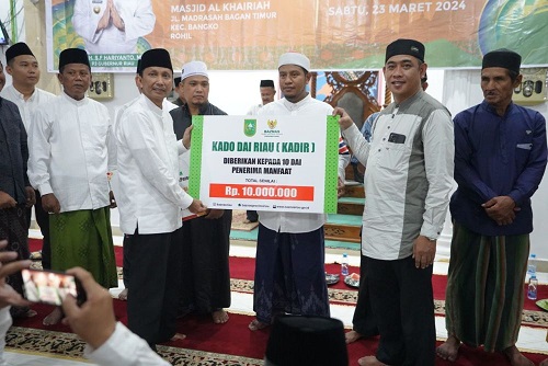 Pj Sekdaprov Riau Serahkan Bantuan di Rokan Hilir