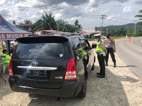 Diperketat, 1.500 an Kendaraan Disuruh Putar Balik di Perbatasan Riau-Sumbar di XIII Koto Kampar