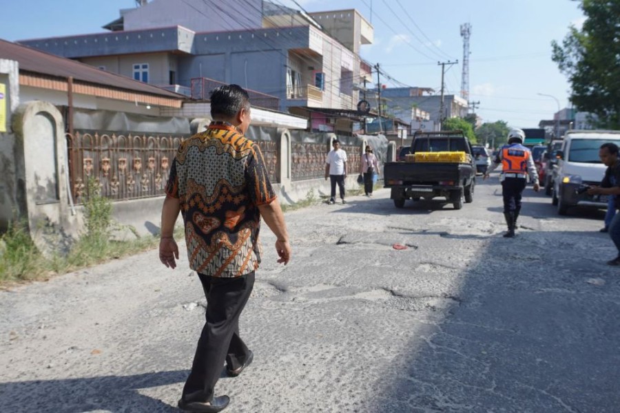 Plt Gubernur Riau Instruksikan UPT Segera Perbaiki Jalan Rusak