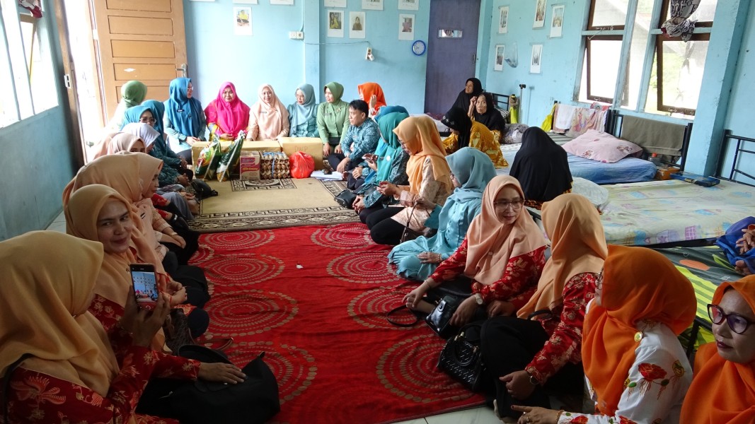 GOW Inhil Salurkan Bantuan Sembako ke Panti Pondok Bhakti Lansia di Bulan Ramadan