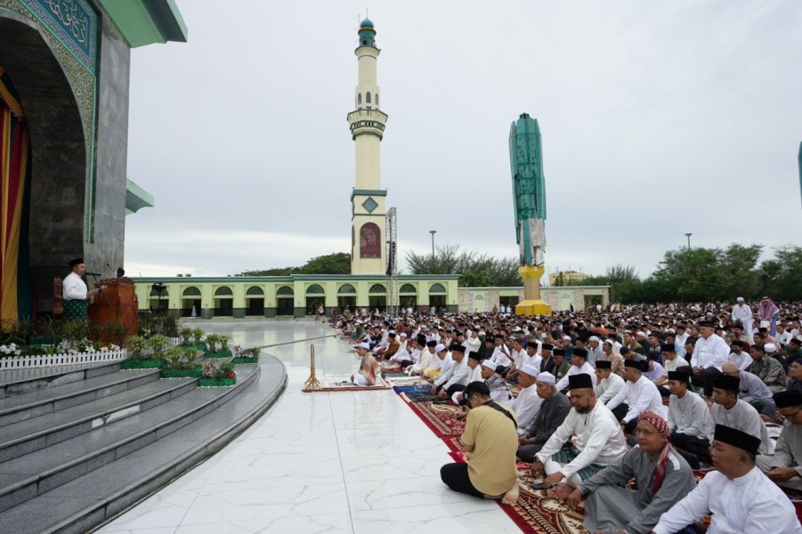 Ribuan Warga Riau Salat Idulfitri 1446 H Bersama Gubri di Masjid Raya Annur