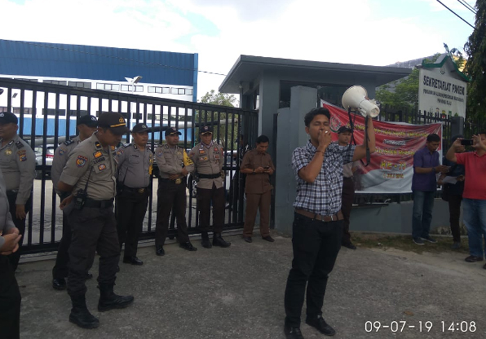 Gelar Aksi di Kejati Riau, Massa 'KPK' Minta Wali Kota Dumai Ditahan dan Mengundurkan Diri