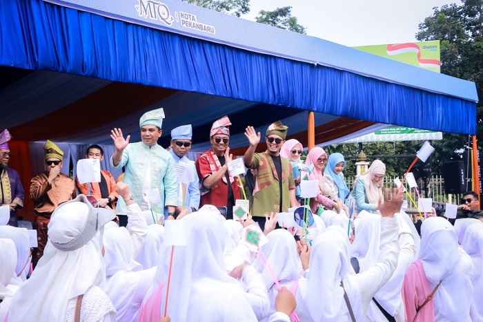 Guyuran Hujan Tak Surutkan Kemeriahan dan Semangat   Pembukaan MTQ ke-57 Pekanbaru