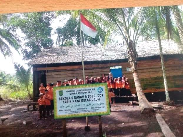 MIRIS...SD di Inhil Ini Hanya Beratap Nipah dan Berdinding Terpal