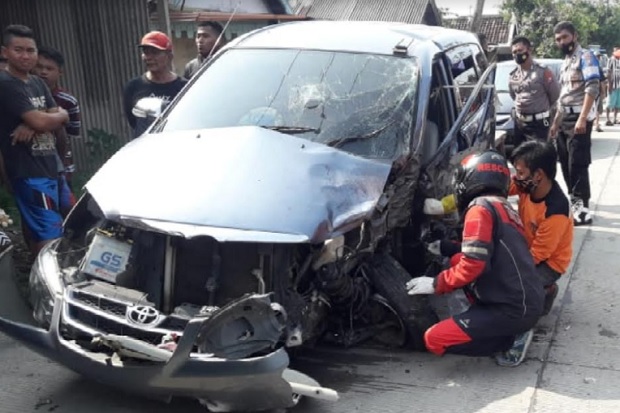 Mengerikan! Lagi Nyapu Bengkel, Janda 2 Anak Tewas Ditabrak Mobil Tetangga dan Terseret 25 Meter