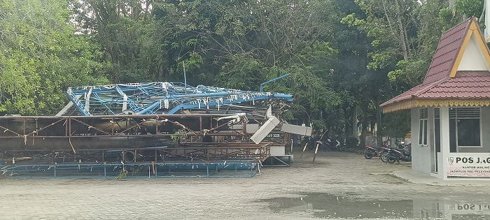 Eks Kantor Wali Kota di Sudirman Dipenuhi  Tumpukan Tiang Reklame