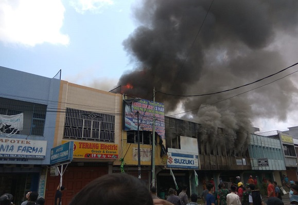 BREAKING NEWS: Kebakaran Hebat, Tiga Ruko Terbakar di Sultan Syarif Kasim Dumai