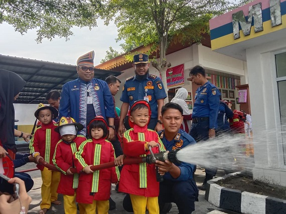 Cegah Kebakaran, Damkar Pekanbaru Berikan Edukasi TK Kemala Bhayangkari 03 Pekanbaru