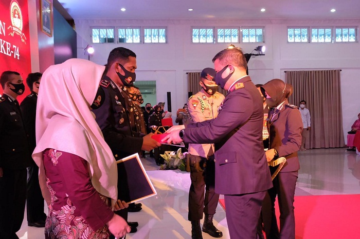 Kapolda Riau Beri Penghargaan Polisi Berprestasi dan Polisi Teladan, Ini Nama-namanya