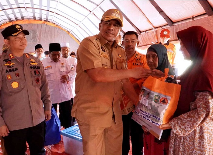 Bupati  Alfedri  Serahkan Bantuan untuk Korban Kebakaran di Pasar Sungai Apit